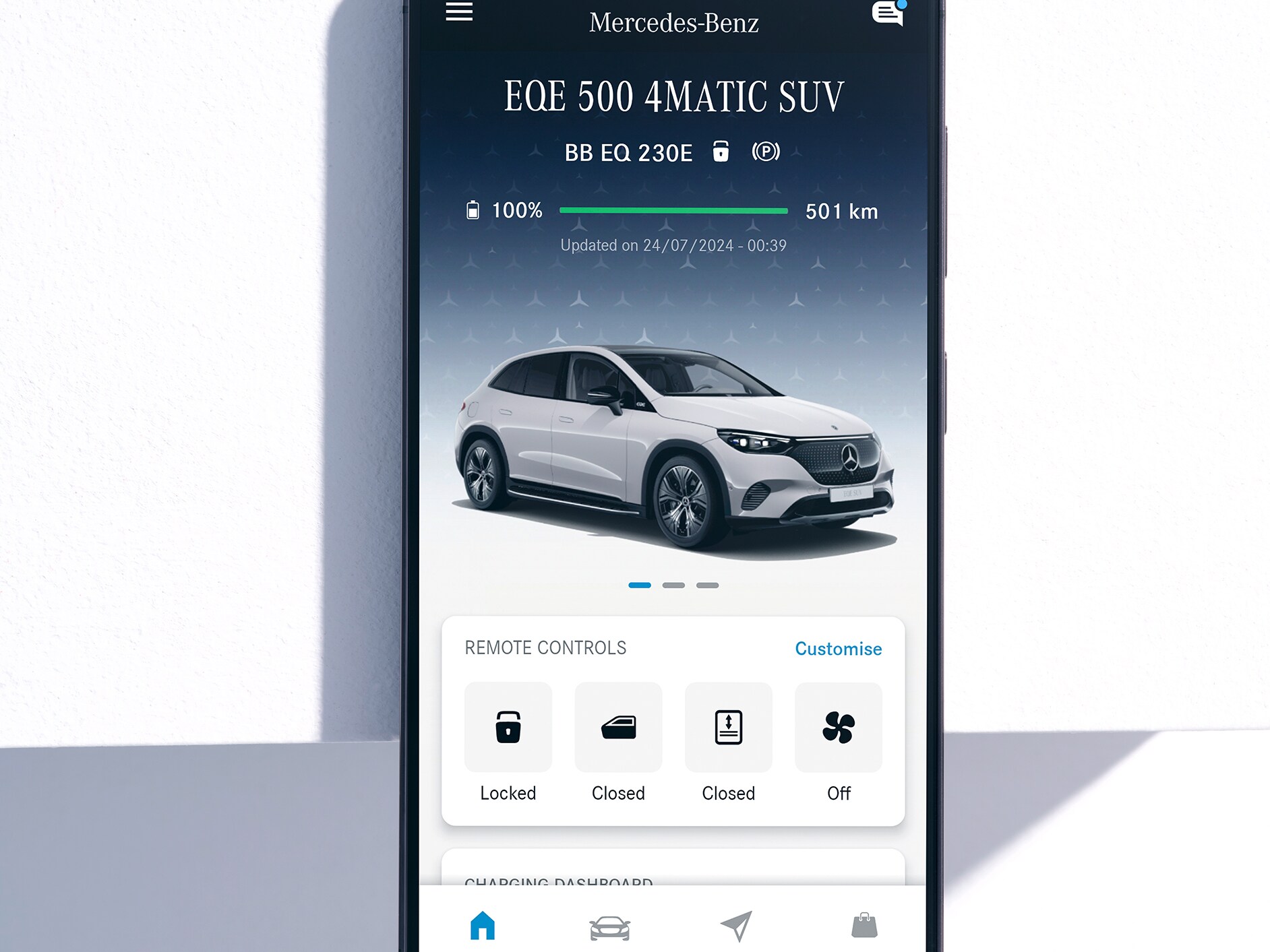 The menu of the Mercedes me App displays the available functions of the Navigation, Remote and GUARD 360˚ Digital Extras on a smartphone.
