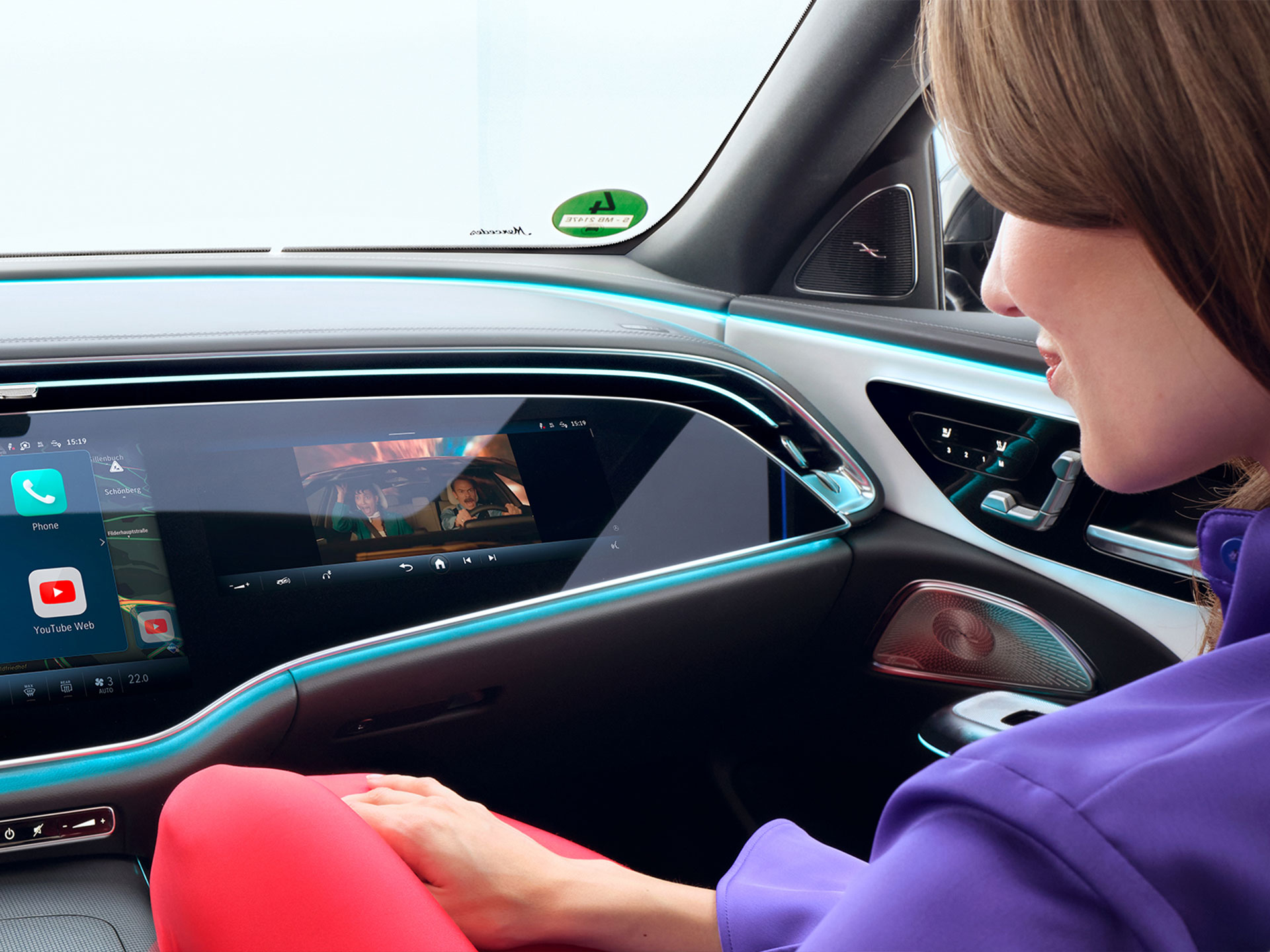 Video Streaming | Multimedia and Entertainment | Mercedes-Benz Video Streaming with MBUX in the interior of a Mercedes-Benz.