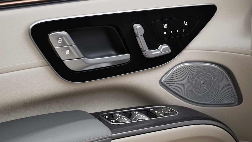 With 15 speakers and Dolby Atmos support, the Burmester 3D surround sound system impresses with lifelike 3D sound from any seat.
