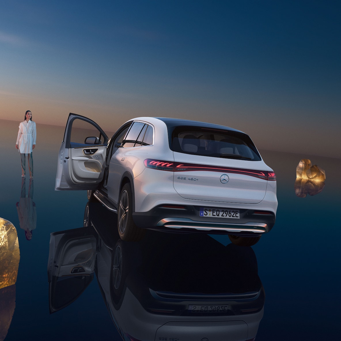 A rear view of the EQS SUV with the driver´s door open. 