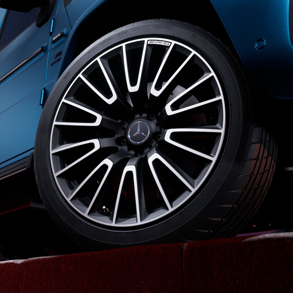 Close-up of an AMG forged wheel in cross-spoke design on a Mercedes-AMG G 63 (RG4).