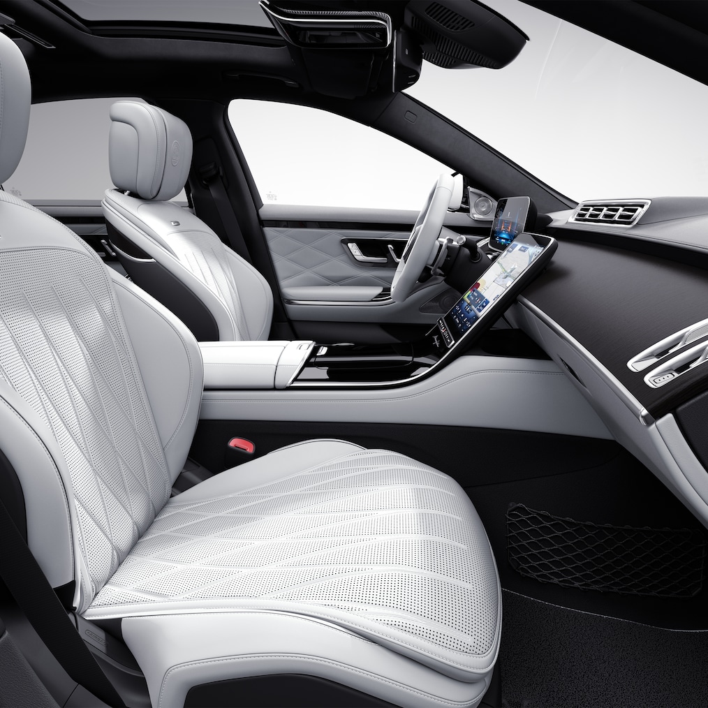 Side view of the Mercedes-AMG S 63 E PERFORMANCE (for exclusive MANUFAKTUR paint finishes).