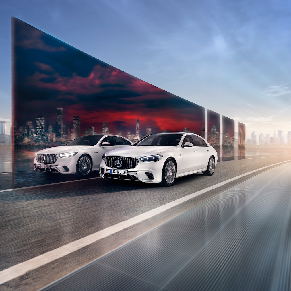 Dynamic view of the Mercedes-AMG S 63 E PERFORMANCE (driving shot).