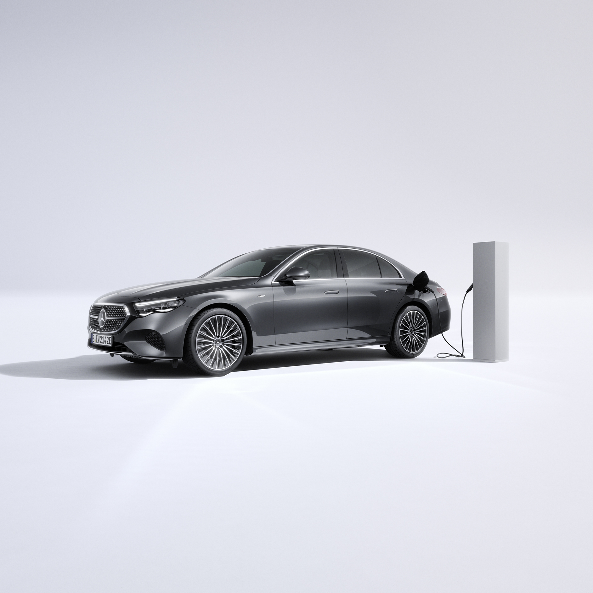 Plug-in hybrid | Electric mobility | Mercedes-Benz Side view of the Mercedes-Benz EQE. Electric mobility by Mercedes-Benz.