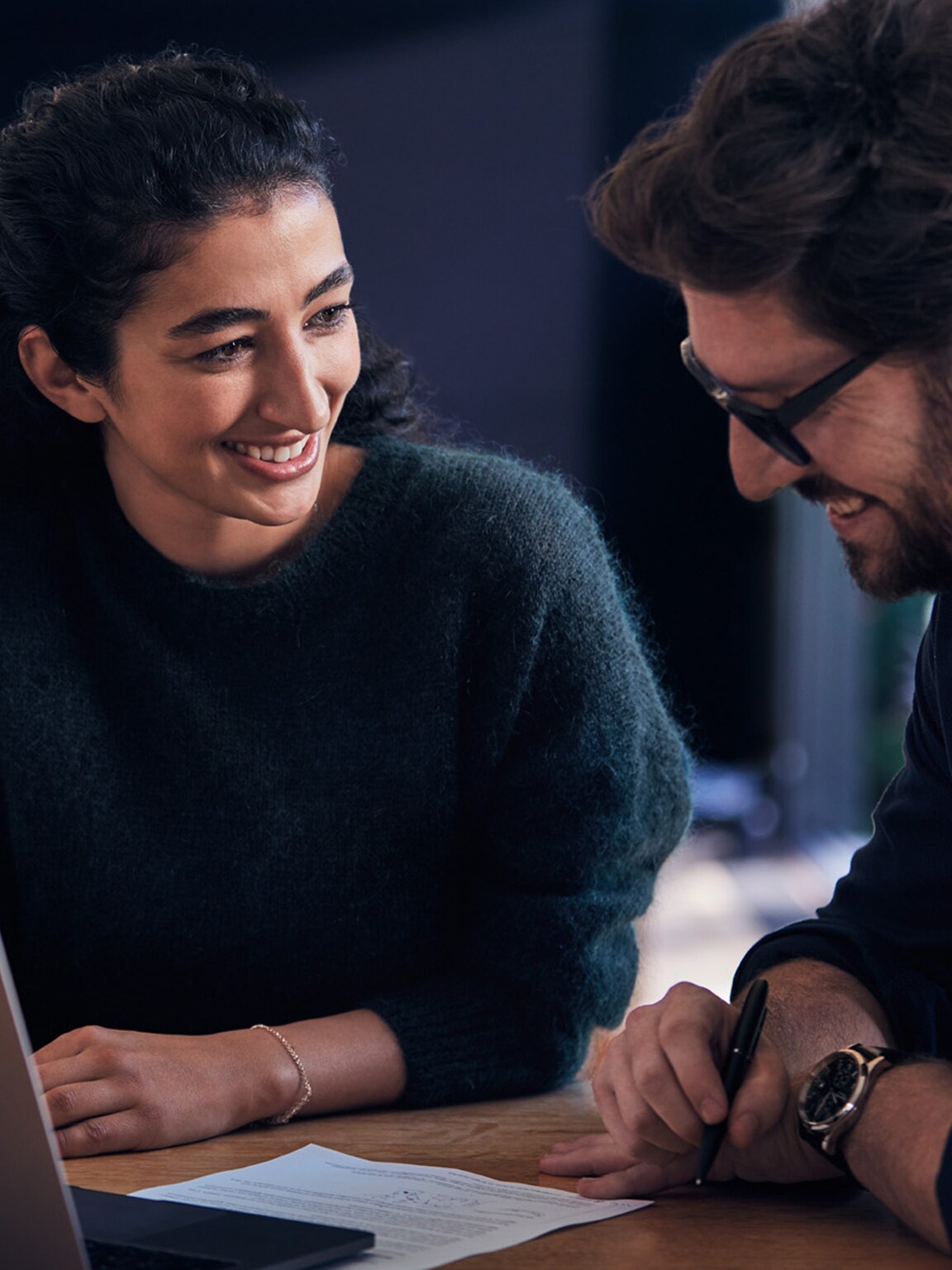 Picture shows couple looking at Mercedes-Benz website on a laptop