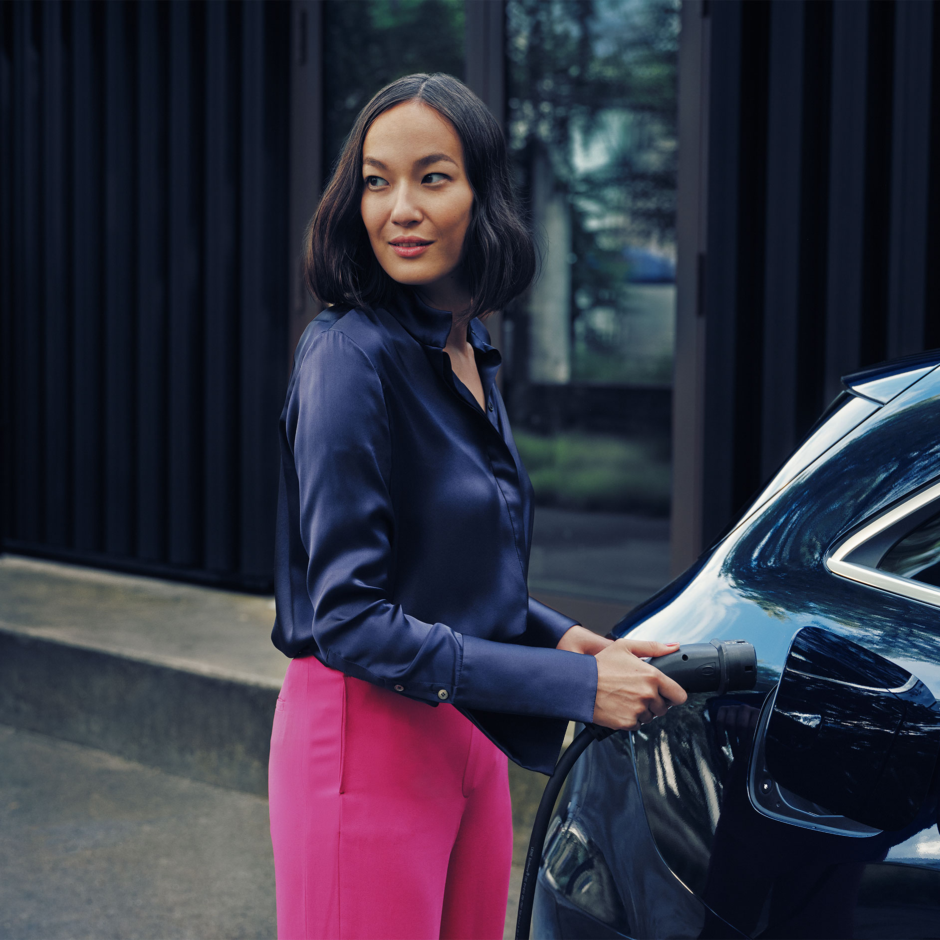 Use | Charging | Mercedes-Benz A person charging their Mercedes-Benz at a Mercedes-Benz Wallbox.