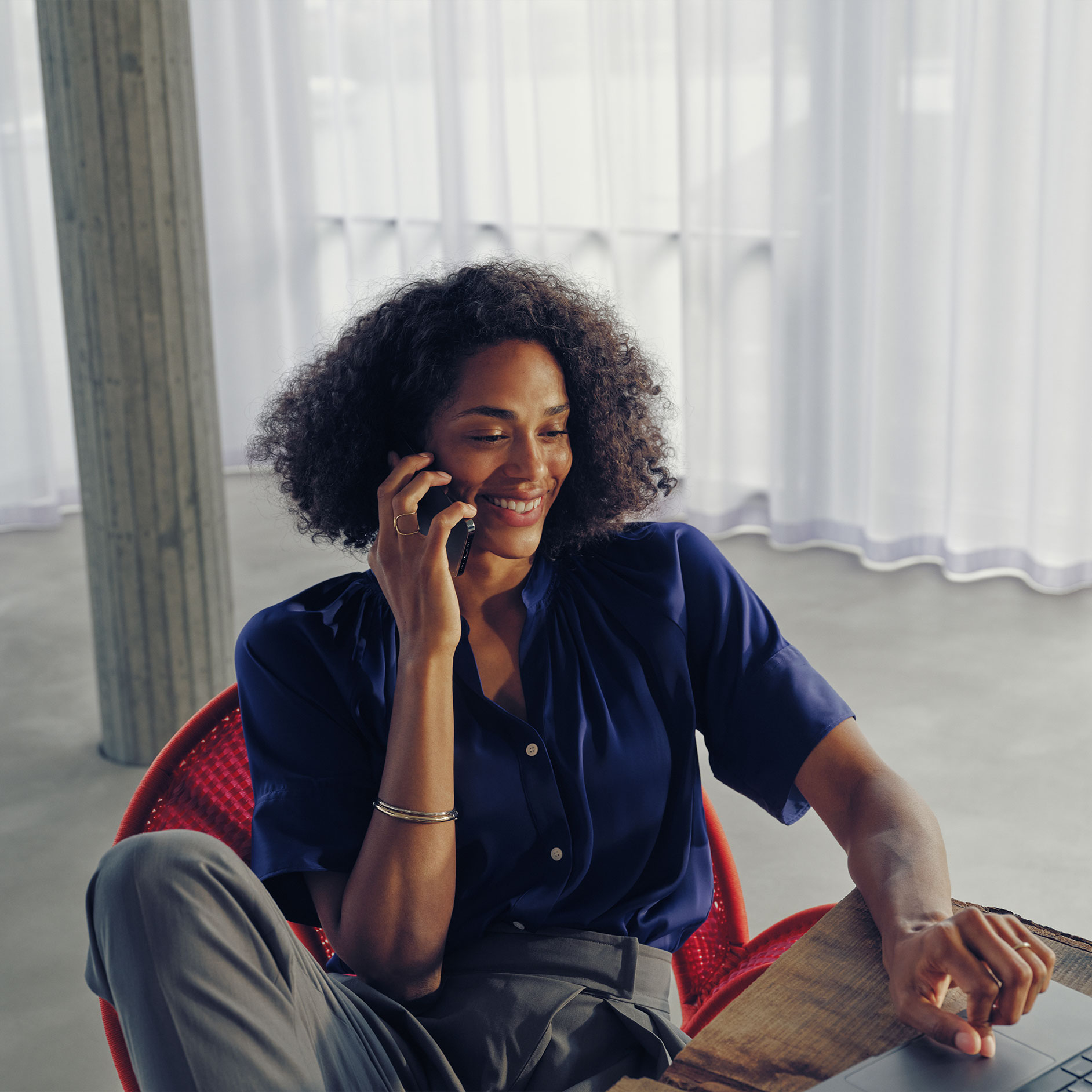 Questions | Charging | Mercedes-Benz A woman sitting at a table talking on the phone.