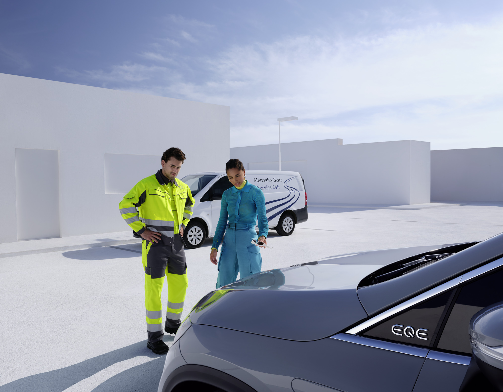 Damage and Breakdown | Mercedes-Benz Man from the Mercedes-Benz Service24 support Team standing with woman in front of her Mercedes-Benz