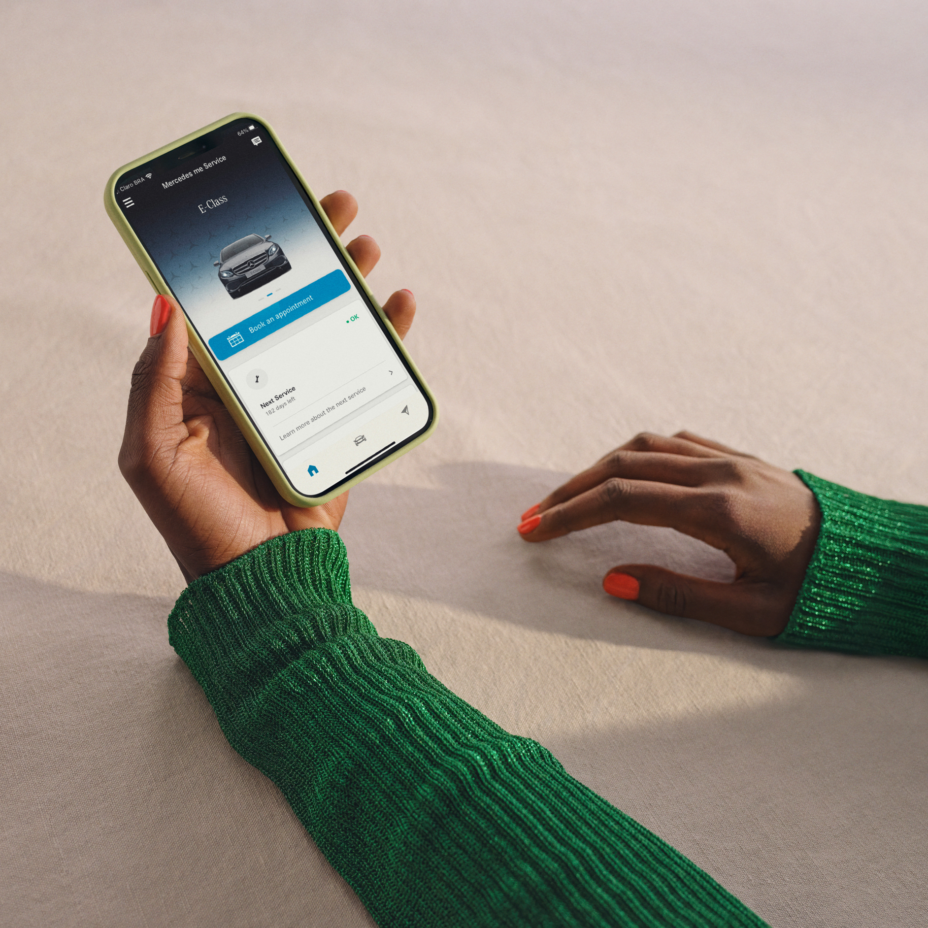 Maintenance Management | Standard Services | Mercedes me Notification of pending maintenance is shown on the smartphone.