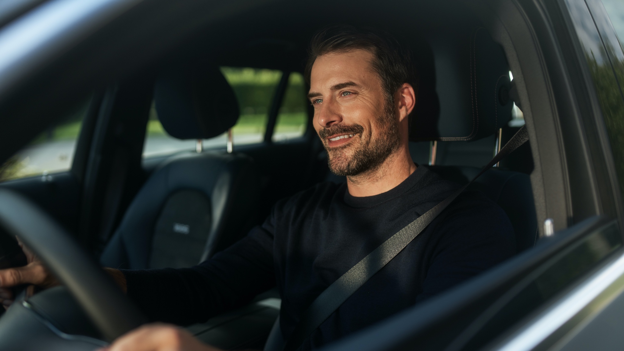 Radio Service Following | Entertainment | Mercedes-Benz Man enjoying uninterrupted internet radio in his Mercedes-Benz thanks to the Entertainment Package.