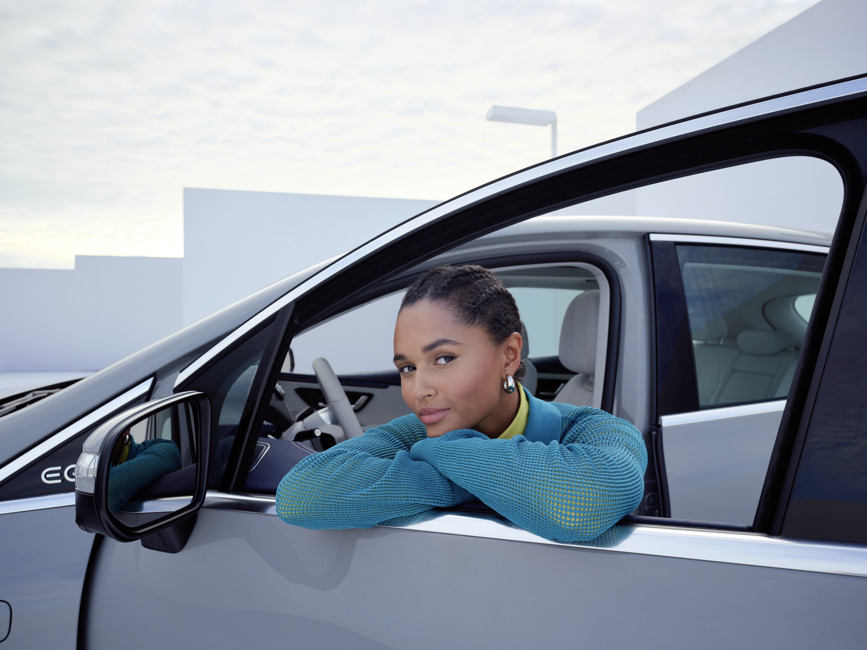 Mobilo mobility guarantee | Mercedes-Benz Woman leaning in window of her Mercedes-Benz