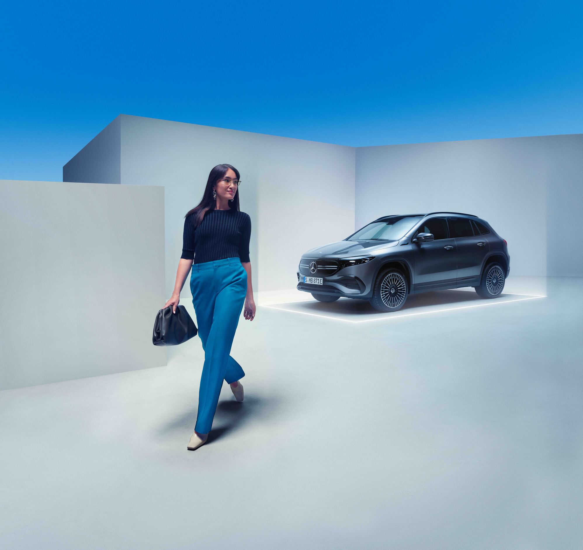 Mercedes-Benz CompleteCare A woman walking next to her Mercedes-Benz.