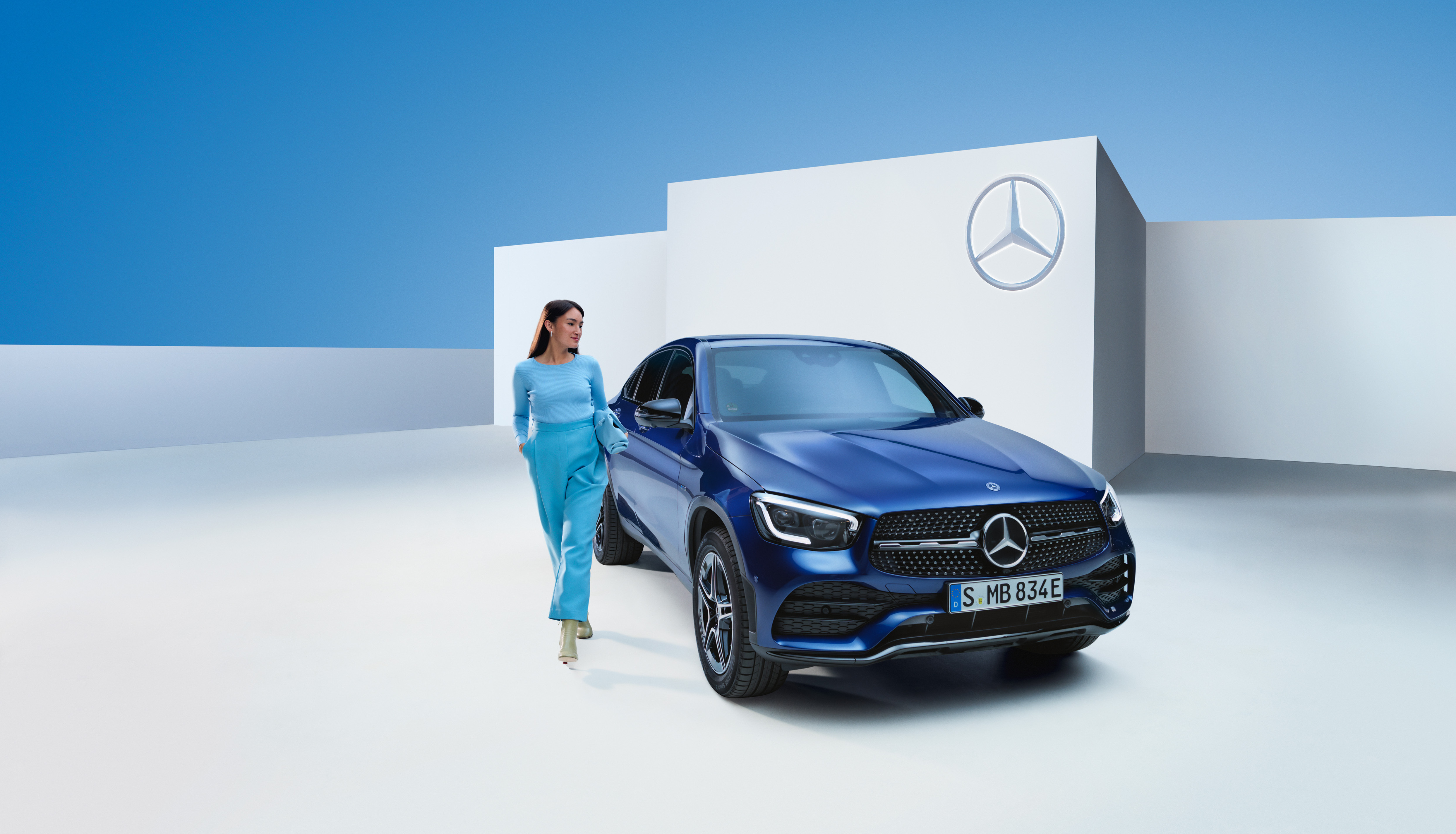 Drive with peace of mind with the Mercedes-Benz warranty. | Mercedes-Benz A relaxed woman at the wheel of her Mercedes.