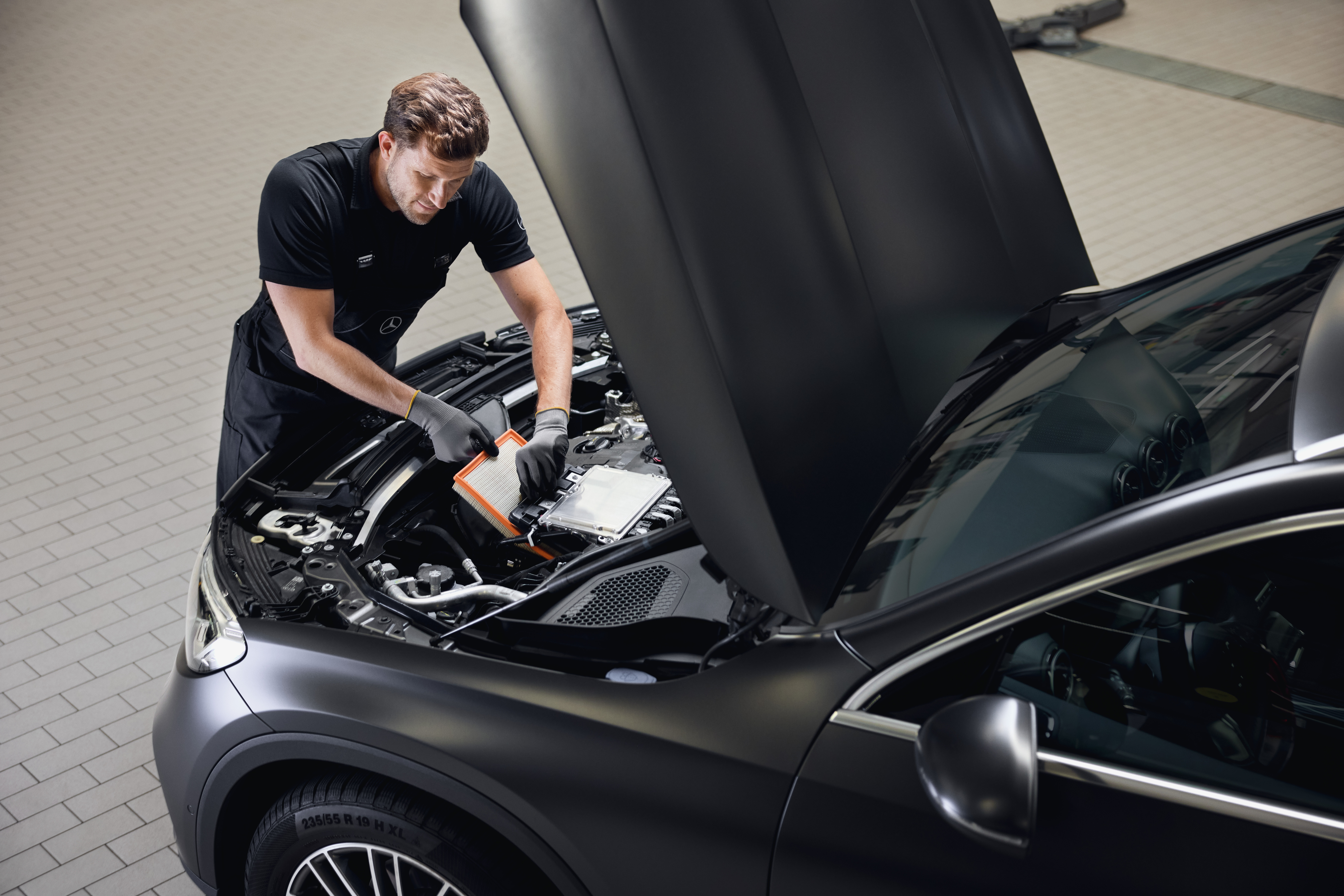 Mercedes-Benz Genuine Engine Air Filters Engine service showing the replacement of an engine air filter using a genuine Mercedes‑Benz part in an authorised workshop.