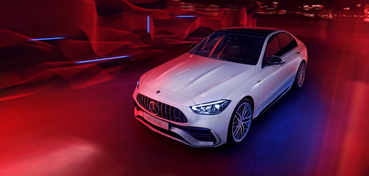 Side view of the Mercedes-AMG C 43 4MATIC with the hashtag #CaptureTheThrill