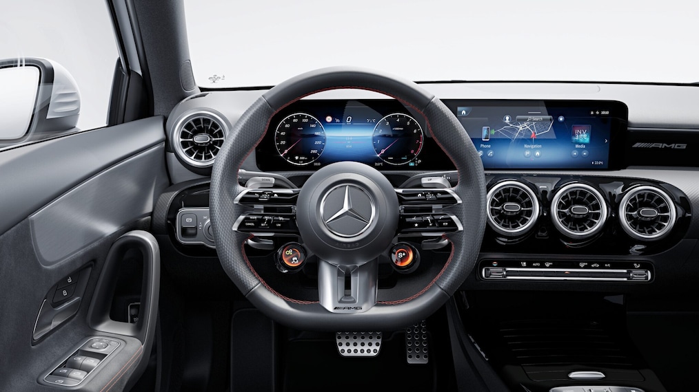 Close-up of the AMG Performance steering wheel in nappa leather (L6J)