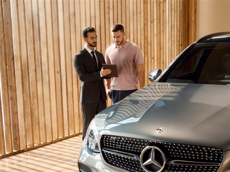 Mercedes-Benz CompleteCare A woman walking next to her Mercedes-Benz.