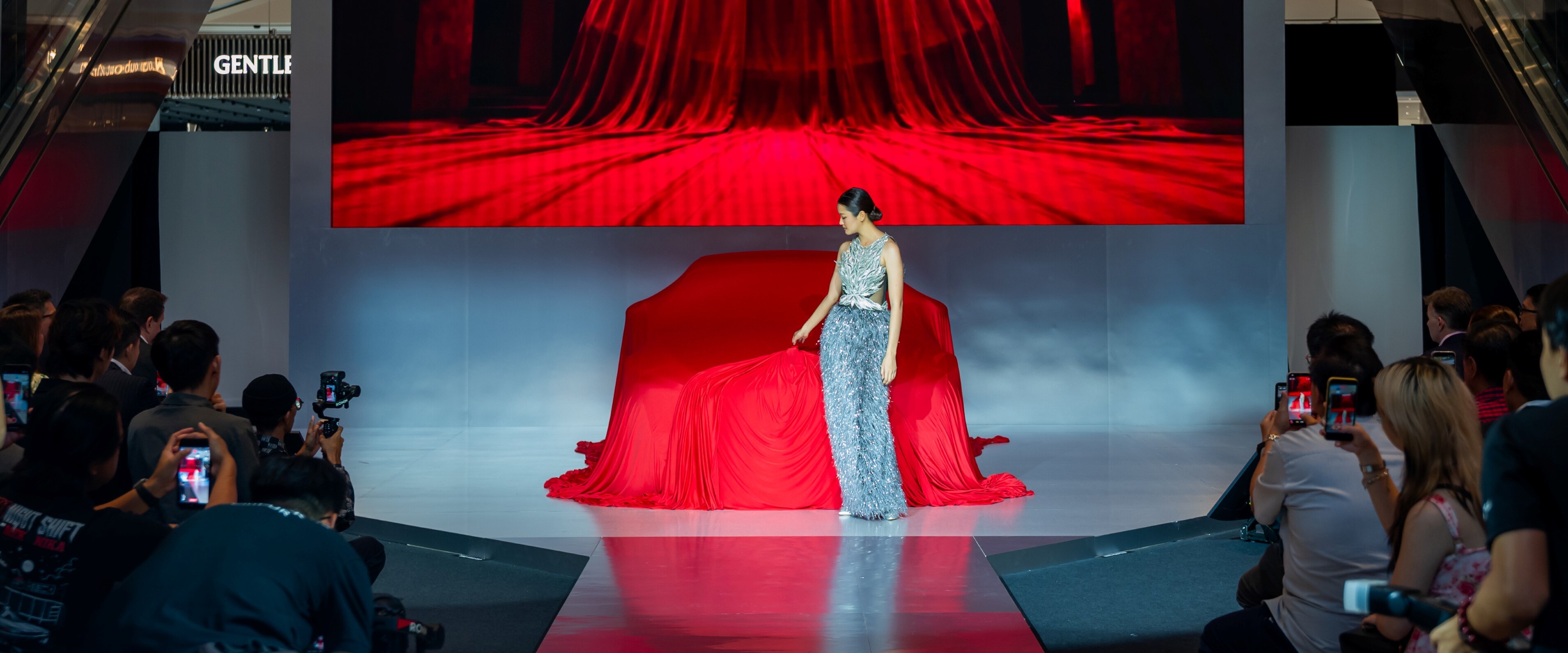 Grand opening. The new Mercedes-Maybach SL Monogram Series.