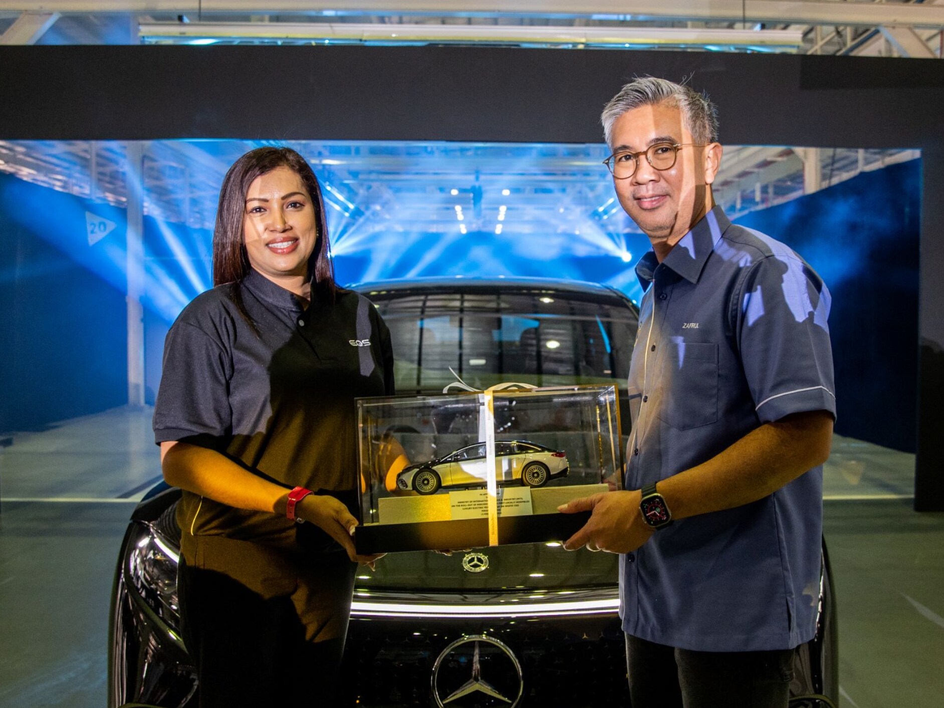 Sagree Sardien, CEO & President of Mercedes-Benz Malaysia presenting a token of appreciation to Tengku Datuk Seri Utama Zafrul Tengku Abdul Aziz, Minister of International Trade and Industry.
