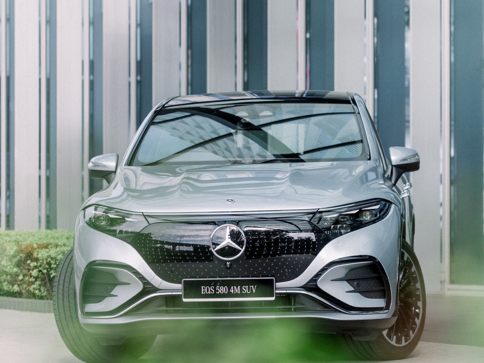 Front side image of the EQS SUV