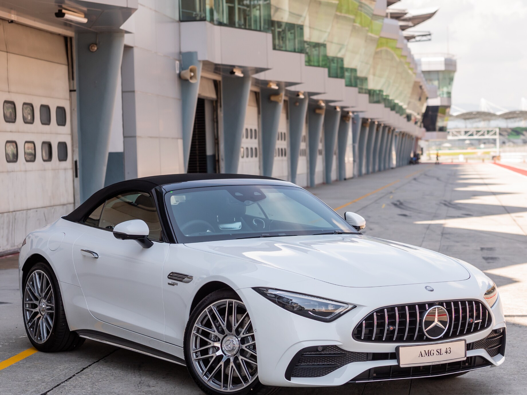 Front side image of the Mercedes-AMG SL 43