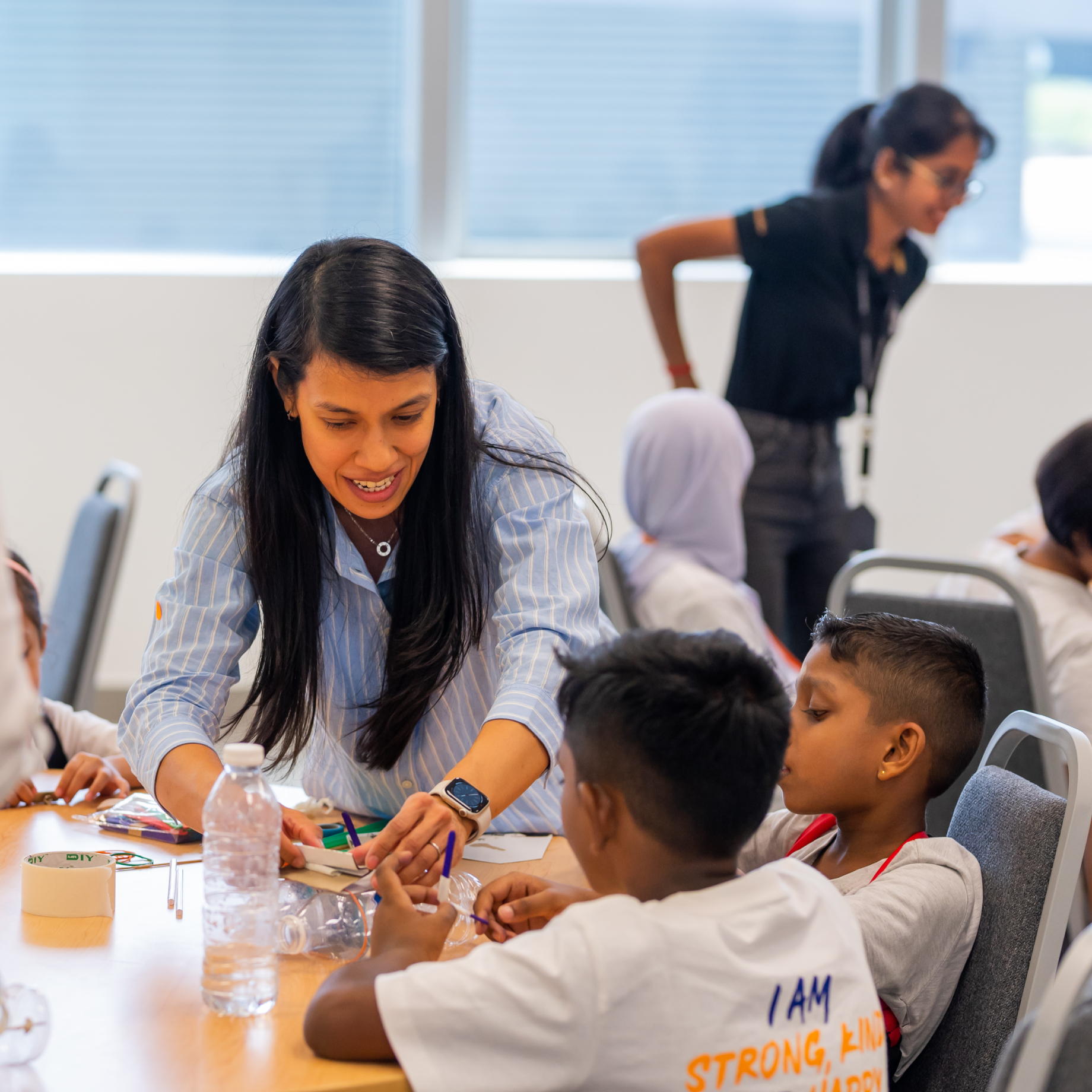 Mercedes-Benz Malaysia x Nicol David Organization Little Legends Programme - News & Events Article Nicol David assisting Little Legends during the DIY arts & crafts session