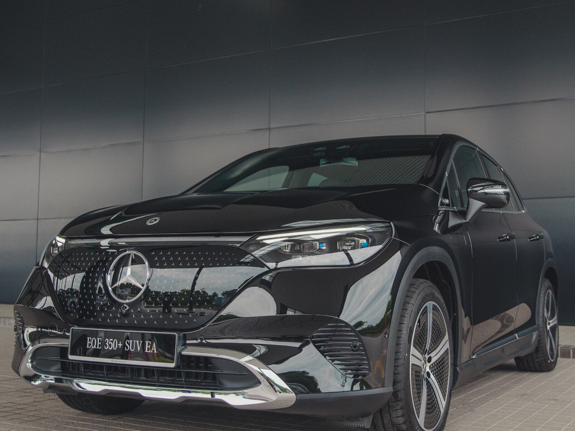 Front exterior of the new EQE 350+ SUV Electric Art Line.