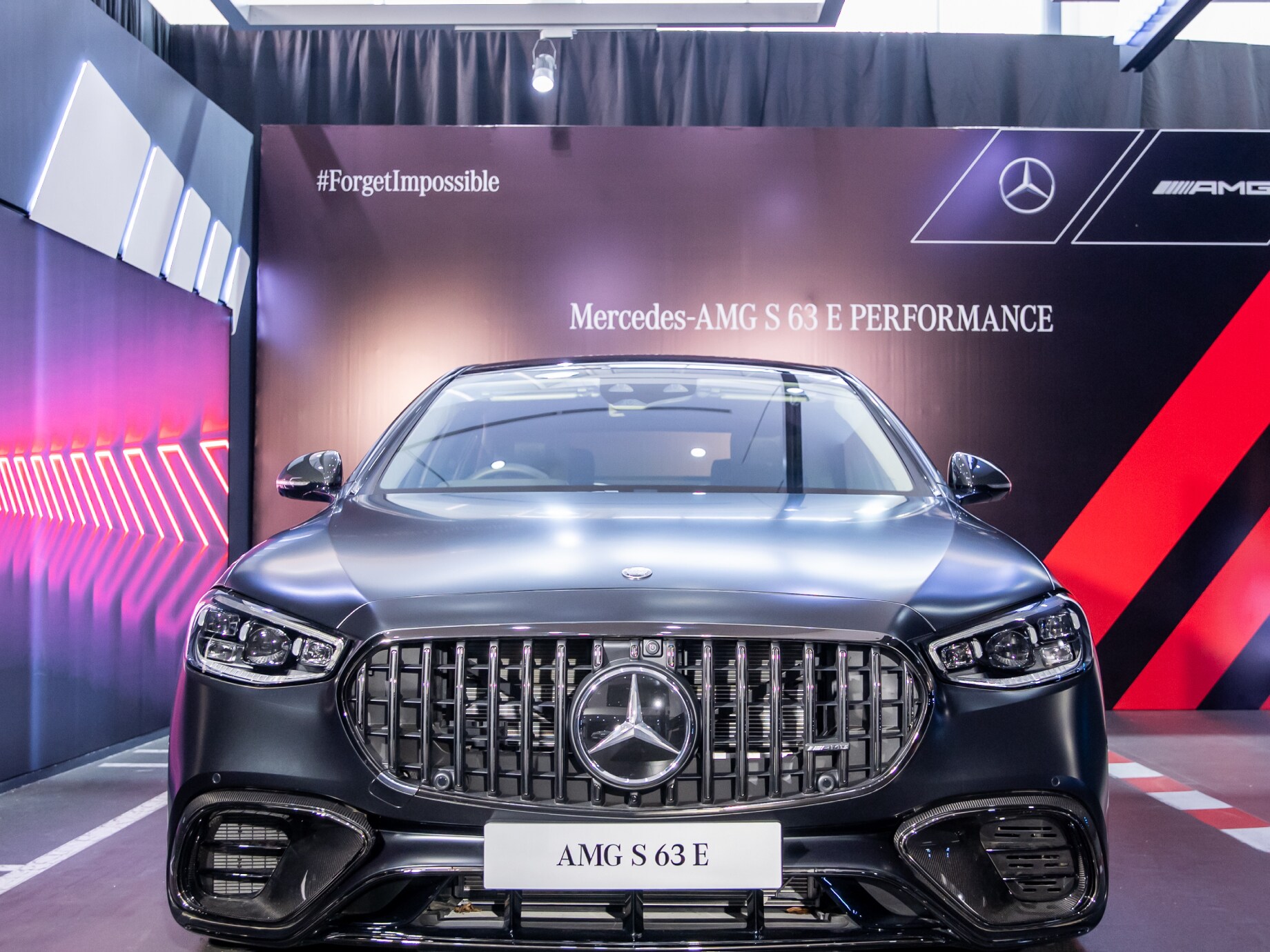Front view of the Mercedes-AMG S 63 E PERFORMANCE